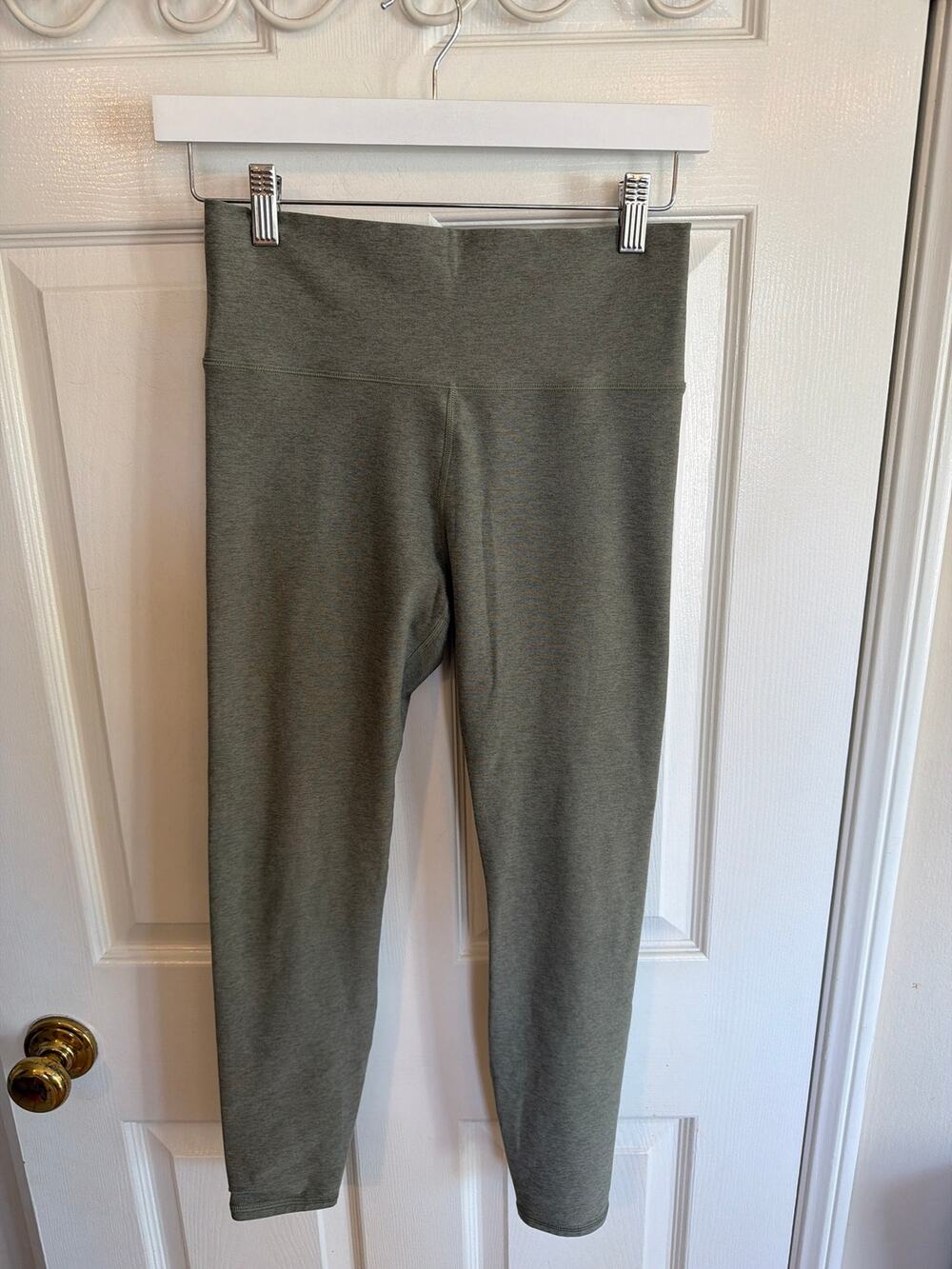Vuori women’s leggings NWOT light beige green size M